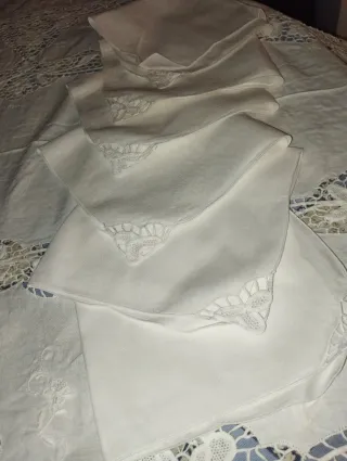 Tovaglia artigianale in lino ricamato + tovaglioli