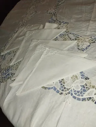 Tovaglia artigianale in lino ricamato + tovaglioli