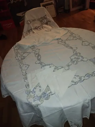 Tovaglia artigianale in lino ricamato + tovaglioli