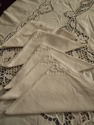 Tovaglia artigianale in lino ricamato + tovaglioli