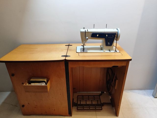 Máquina de coser Singer con mueble
