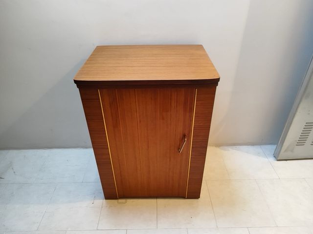 Máquina de coser Singer con mueble