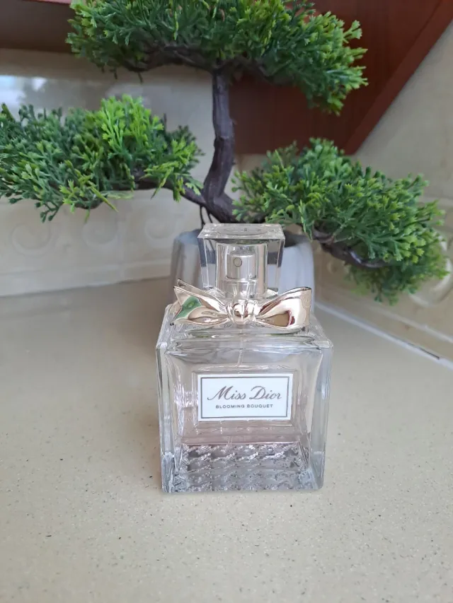 Bottiglia di profumo vuota Miss Dior Blooming Bouquet