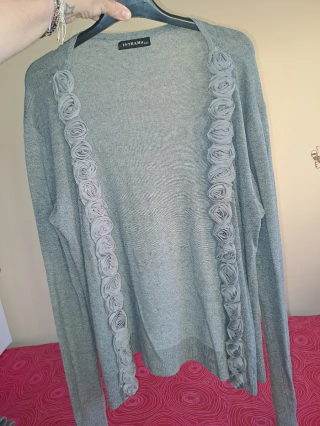 Cárdigan gris con flores