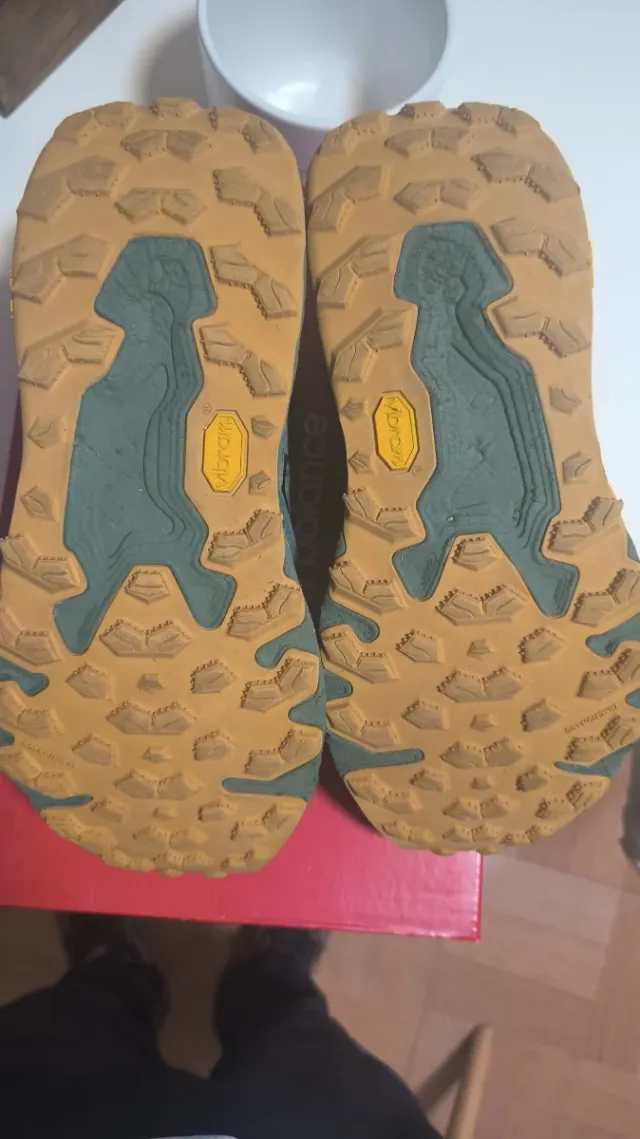 Zapatillas Trail New Balance Hierro V9 Talla 42'5