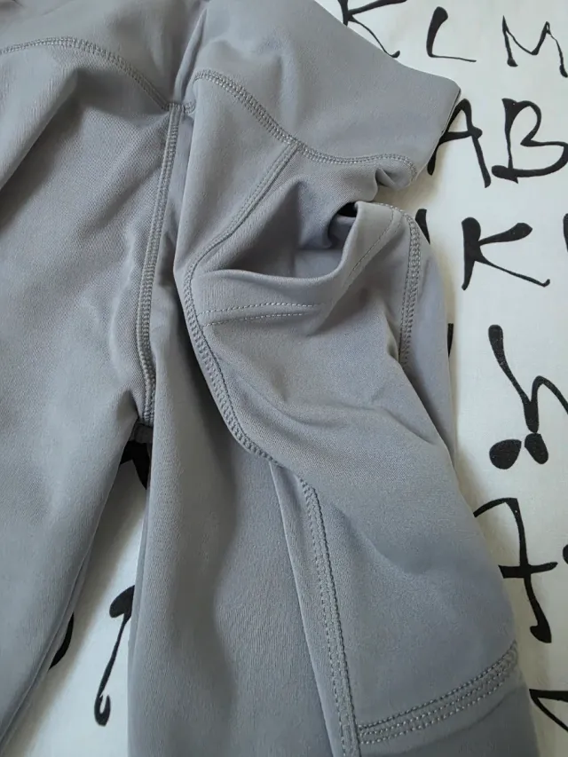 Mallas grises con bolsillos