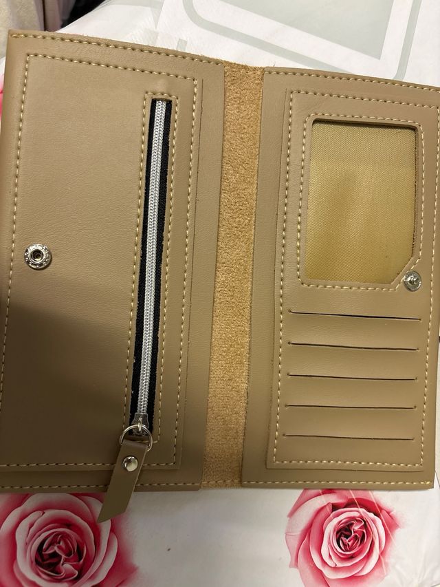 Cartera de mano beige con detalle Love.