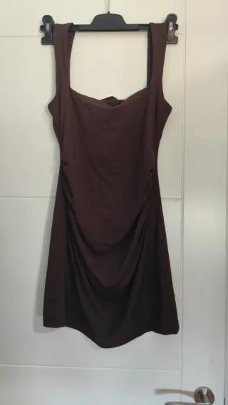 Vestido marrón corto fruncido