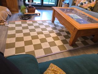 Alfombra a cuadros verde y blanco