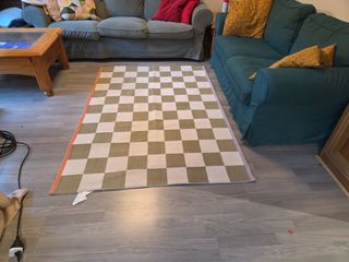 Alfombra a cuadros verde y blanco