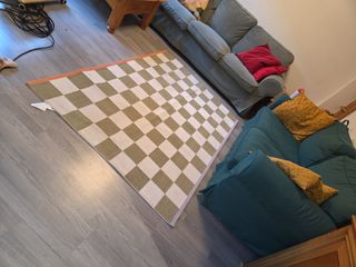 Alfombra a cuadros verde y blanco