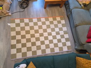 Alfombra a cuadros verde y blanco
