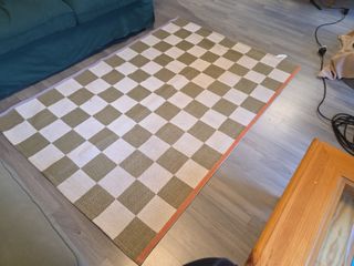 Alfombra a cuadros verde y blanco