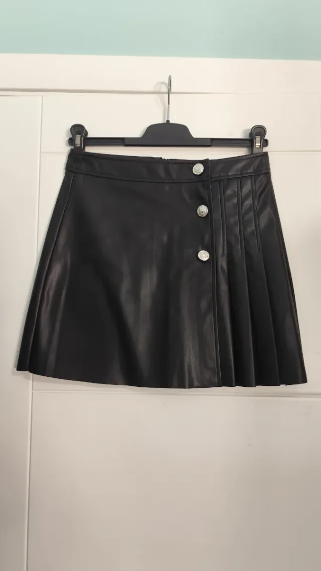 Falda corta efecto piel negra