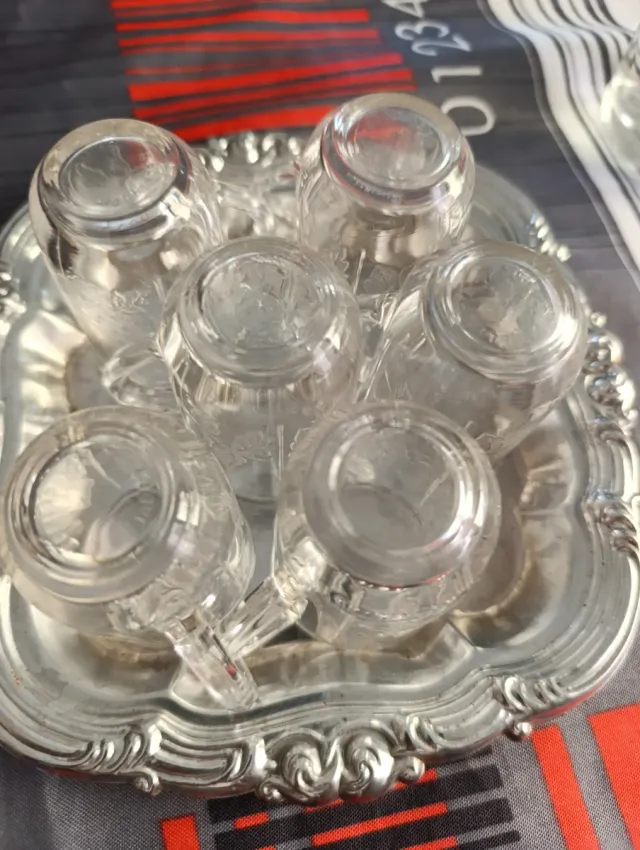 Juego 6 jarritas chupito con bandeja metalica