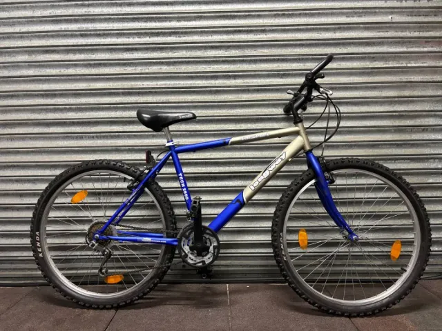 Bicicleta de montaña azul y plateada