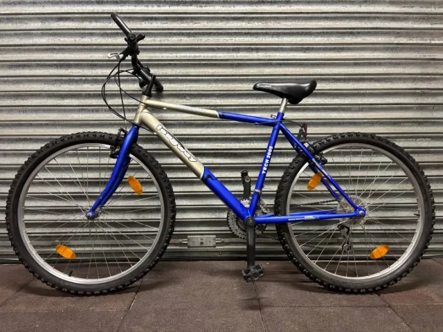 Bicicleta de montaña azul y plateada