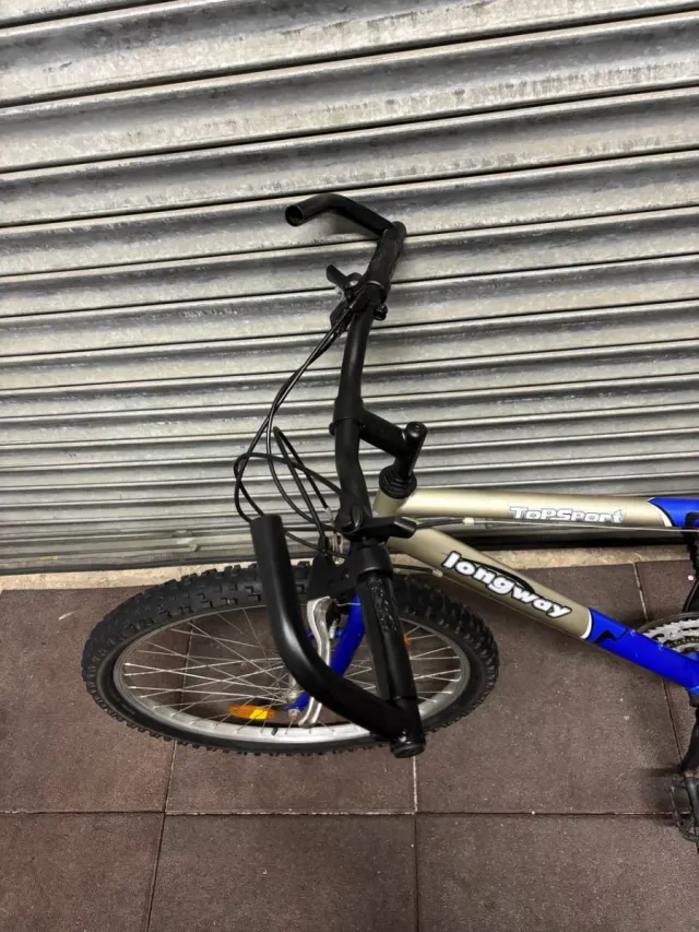 Bicicleta de montaña azul y plateada