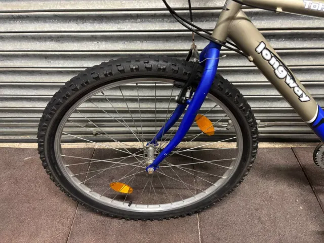 Bicicleta de montaña azul y plateada