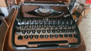 Máquina de escribir antigua Groma Kolibric