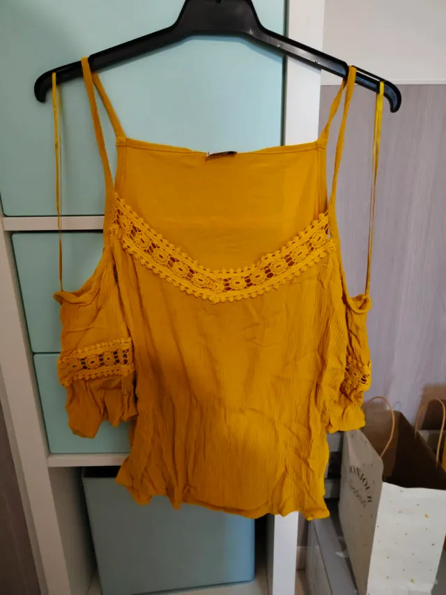 Blusa amarilla con encaje
