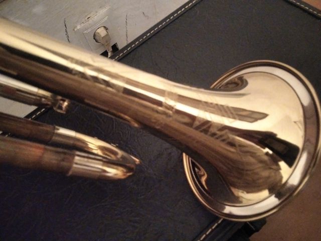 Trompeta Amati H2543 con estuche