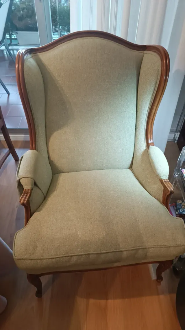 2 Sillones orejeros tela y madera