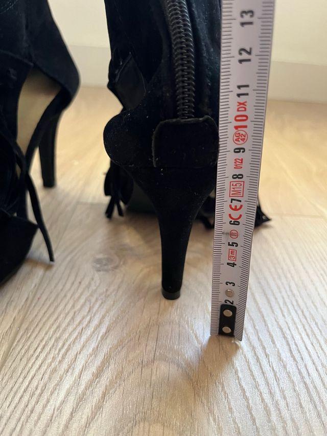 Sandalias tacón negras con flecos talla 34