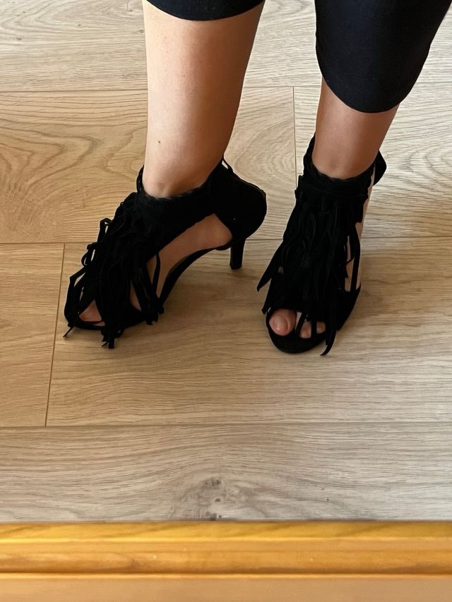 Sandalias tacón negras con flecos talla 34