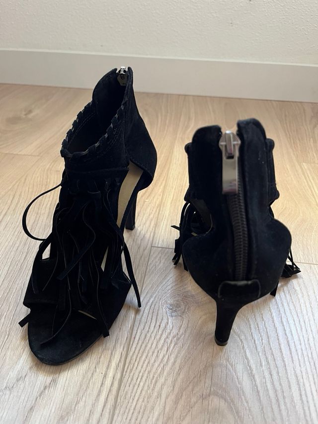 Sandalias tacón negras con flecos talla 34