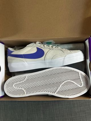 Zapatillas Nike Beige y Morado Nuevas