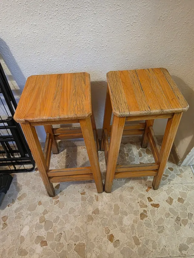 2 sgabelli alti in legno marrone