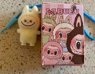 Pupazzetto Labubu giallo e rosa