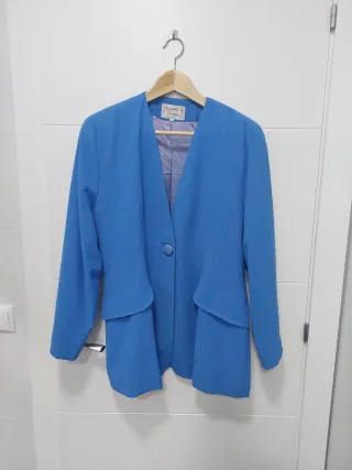 Chaqueta y falda azul cielo