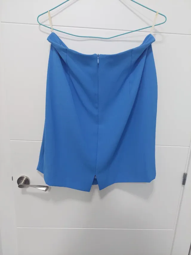 Chaqueta y falda azul cielo