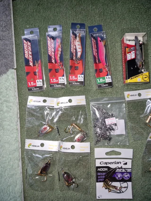 Lote de pesca: señuelos,anzuelos y sedal