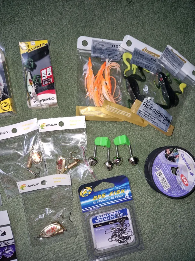 Lote de pesca: señuelos,anzuelos y sedal