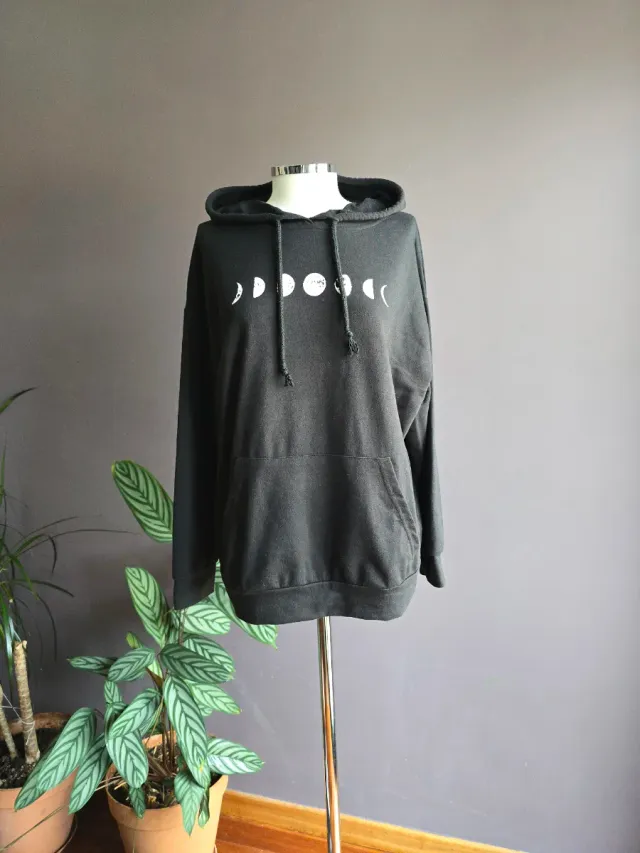 Sudadera negra con estampado de lunas