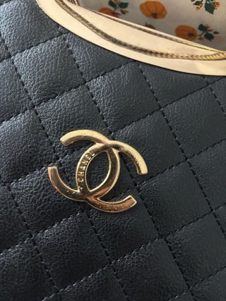 Bolso Negro con Detalles Dorados