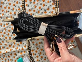 Bolso Negro con Detalles Dorados