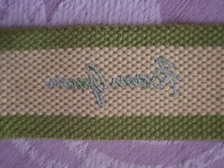 Cinturón de tela beige y verde