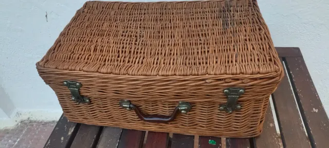 ANTIGUA MALETA CESTA MIMBRE
