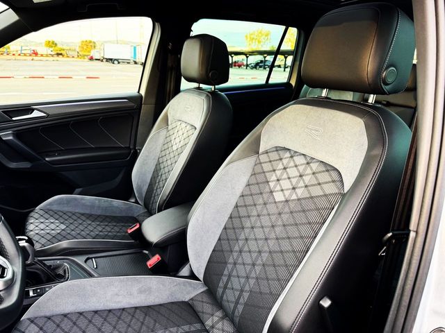 Volkswagen Tiguan R LINE 2.0 TDi DSG con TECHO PANORÁMICO, CÁMARA...