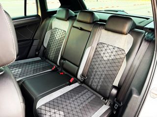 Volkswagen Tiguan R LINE 2.0 TDi DSG con TECHO PANORÁMICO, CÁMARA...