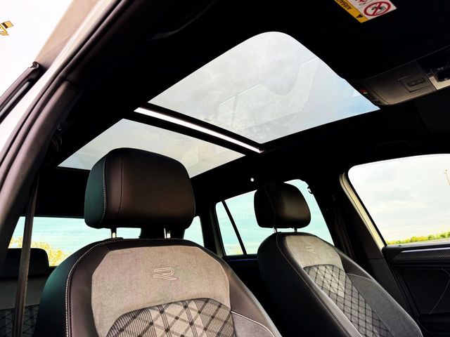 Volkswagen Tiguan R LINE 2.0 TDi DSG con TECHO PANORÁMICO, CÁMARA...