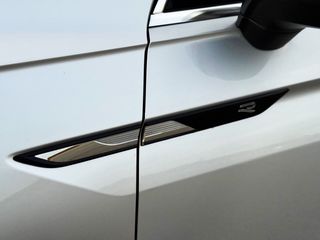 Volkswagen Tiguan R LINE 2.0 TDi DSG con TECHO PANORÁMICO, CÁMARA...