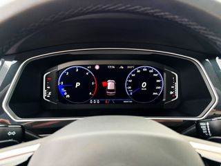 Volkswagen Tiguan R LINE 2.0 TDi DSG con TECHO PANORÁMICO, CÁMARA...