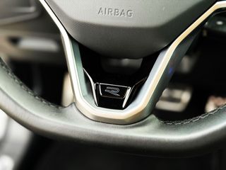 Volkswagen Tiguan R LINE 2.0 TDi DSG con TECHO PANORÁMICO, CÁMARA...