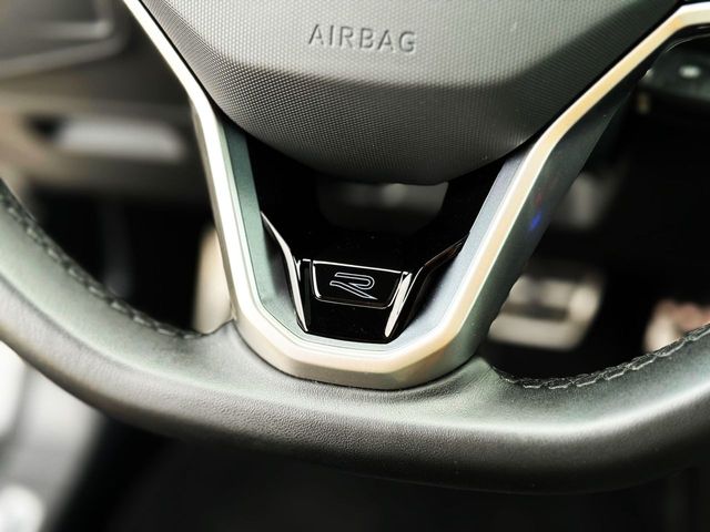 Volkswagen Tiguan R LINE 2.0 TDi DSG con TECHO PANORÁMICO, CÁMARA...