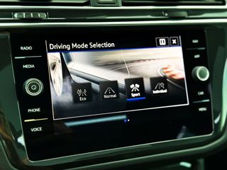 Volkswagen Tiguan R LINE 2.0 TDi DSG con TECHO PANORÁMICO, CÁMARA...